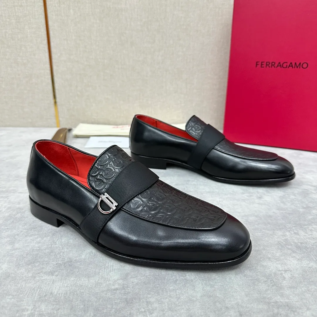 [Ferragamo] Top P: 960💰 Number of yards: 39~44 (38.45.46. Custom-made, non-refundable) Ferragamo** counters synchronize new models of men's loafers that can be worn casually or formally. The classic shape embodies the fashionable charm of formal wear, and the newly designed proportions are more modern. These loafers are made of imported open-edge beaded cowhide/fine calfskin/cow suede material. The upper is decorated with webbing, and the side is privately molded with silver Gancini buckles. The double stitching details add to the fashionable charm. Adopting a special "Original" structure and going through multiple processes, the soles are almost entirely handmade. Unique processing technology demonstrates exquisite craftsmanship. The original privately modeled genuine leather outsole is paired with a personalized rubber backing. It is comfortable, non-slip and wear-resistant. It can be worn as a slip-on. Exquisite hand-stitching. The workmanship is as fine as that of a store. The original color calfskin lining is sweat-absorbent, anti-odor, comfortable and breathable. The heel is also decorated with a rubber patch to perfectly improve the grip performance.